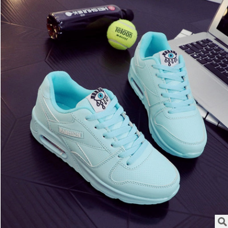 Damskie sneakersy na grubej podeszwie z ozdobnym motywem