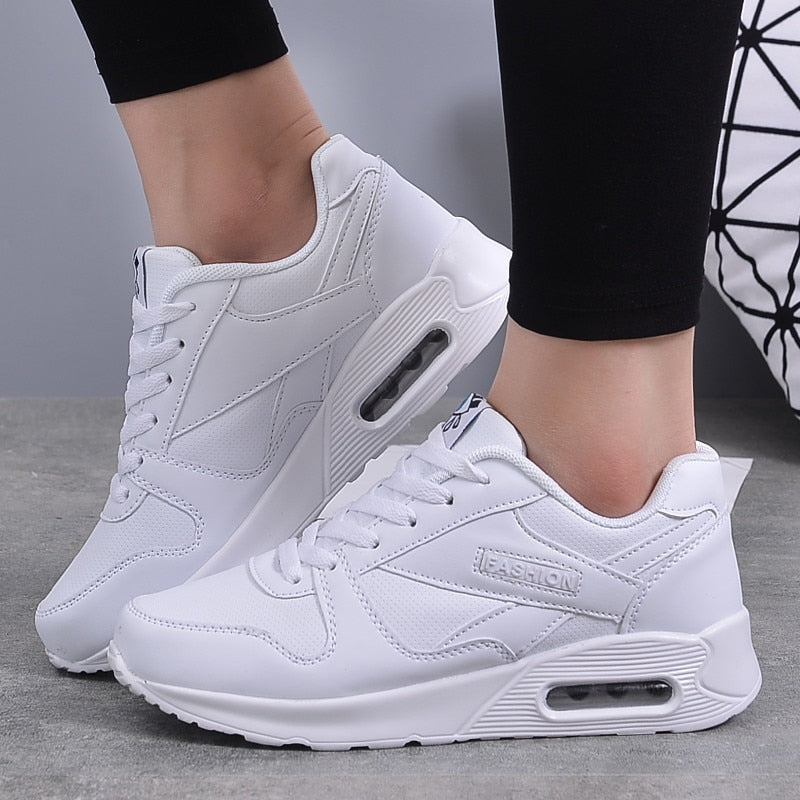 Damskie sneakersy na grubej podeszwie z ozdobnym motywem