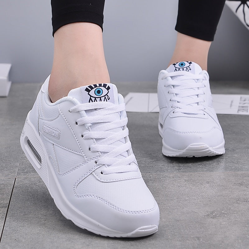 Damskie sneakersy na grubej podeszwie z ozdobnym motywem
